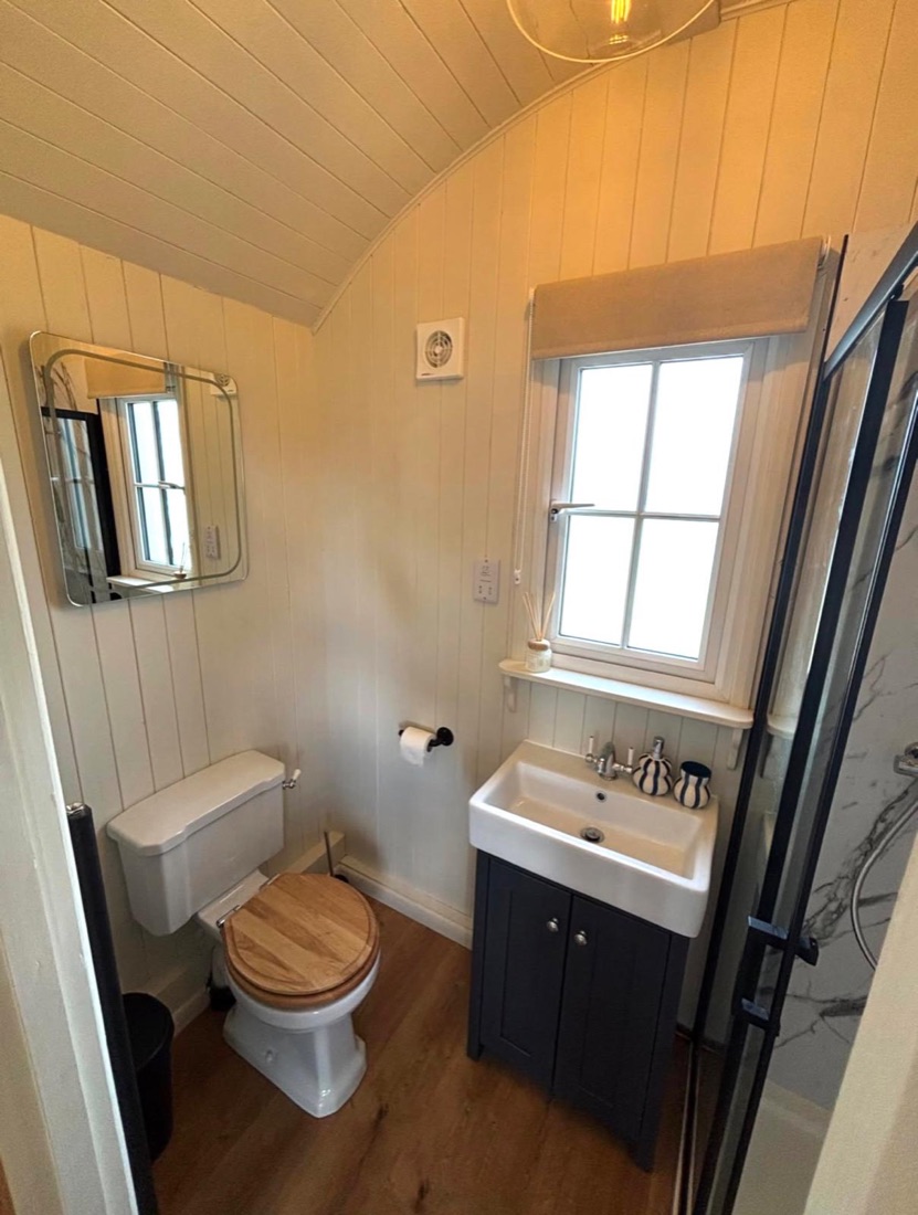 Compact shower room fit-out in a shepherd's hut